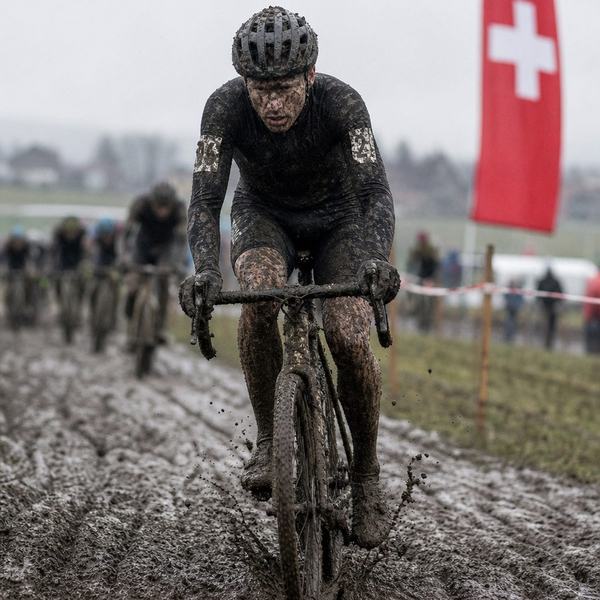 Cyclocross-Fahrer auf schlammigem Waldweg
